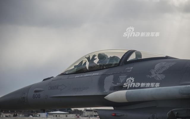 模拟我军歼20？美军假想敌部队F16战机换隐身涂装