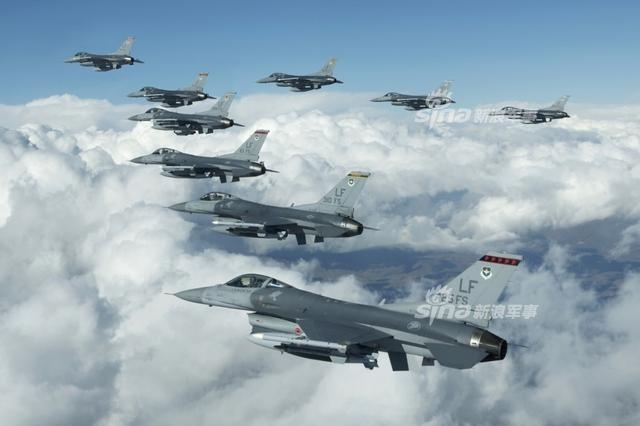 模拟我军歼20？美军假想敌部队F16战机换隐身涂装
