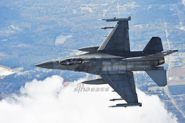 模拟我军歼20？美军假想敌部队F16战机换隐身涂装