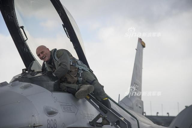 模拟我军歼20？美军假想敌部队F16战机换隐身涂装