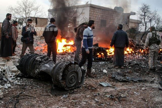 尽显军人英雄胆！俄为牺牲苏25飞行员办隆重葬礼