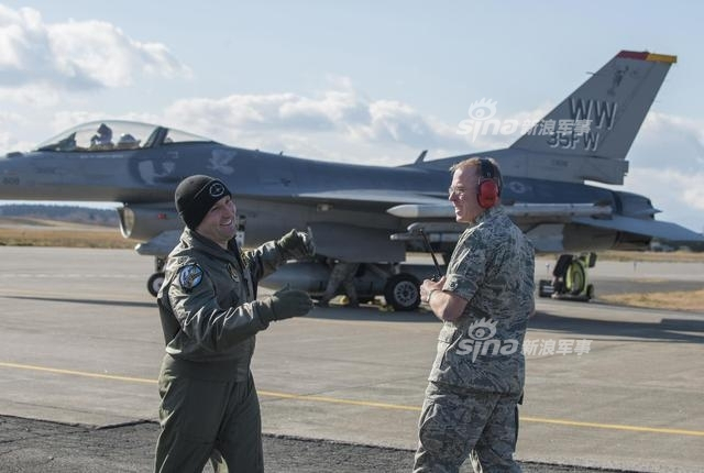 模拟我军歼20？美军假想敌部队F16战机换隐身涂装