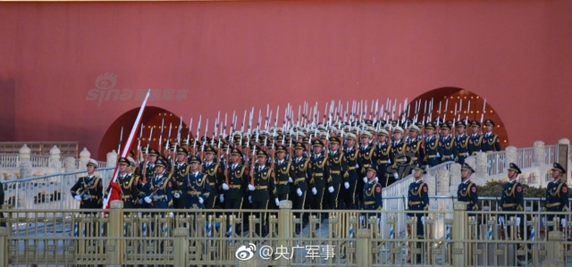 天团亮相！解放军仪仗队首次执行天安门升旗仪式