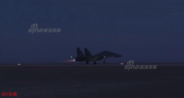 我军歼16晨曦出击曝光蓝色尾焰