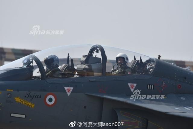 新加坡防长竟迷上印度LCA战机