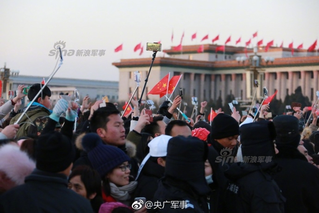 天团亮相！解放军仪仗队首次执行天安门升旗仪式