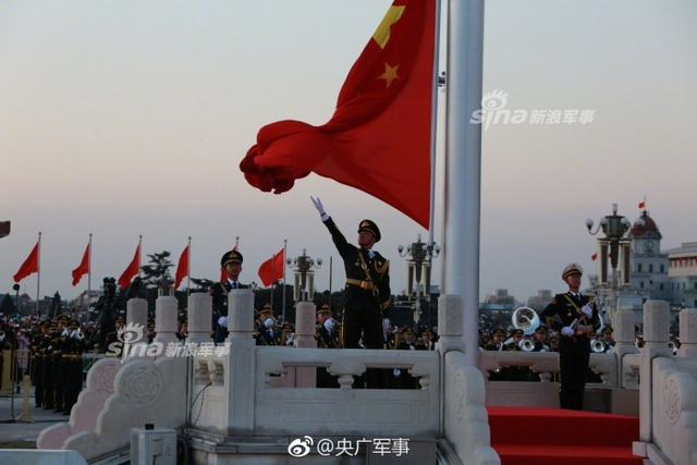 天团亮相！解放军仪仗队首次执行天安门升旗仪式