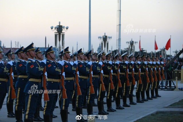 天团亮相！解放军仪仗队首次执行天安门升旗仪式