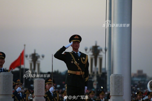 天团亮相！解放军仪仗队首次执行天安门升旗仪式