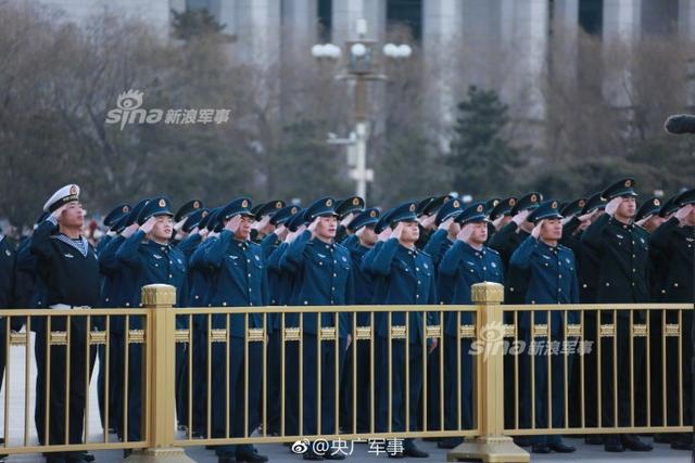 解放军仪仗队首次天安门升旗