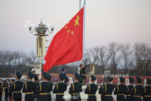天团亮相！解放军仪仗队首次执行天安门升旗仪式