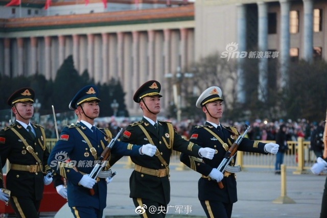 天团亮相！解放军仪仗队首次执行天安门升旗仪式