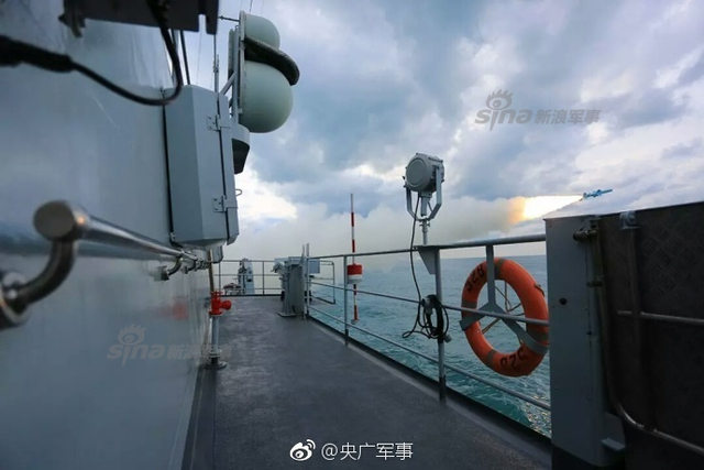 迎接美军航母访越南!我军护卫舰南海摆出威慑力