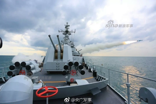 迎接美军航母访越南!我军护卫舰南海摆出威慑力