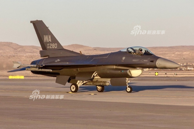 美军假想敌部队F-16换隐身涂装