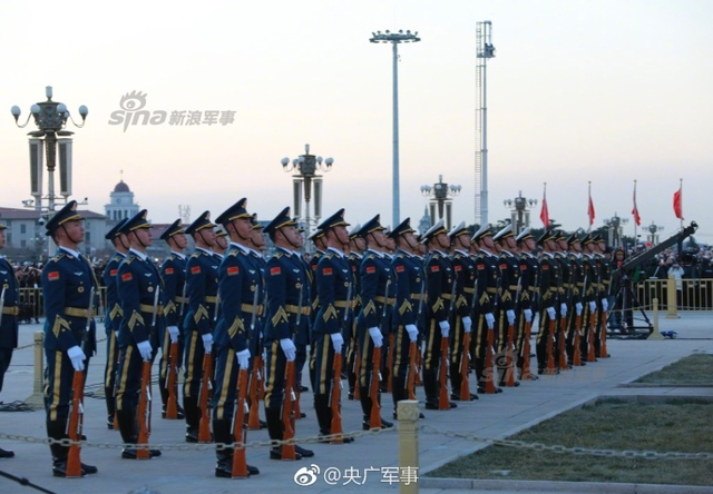 天团亮相！解放军仪仗队首次执行天安门升旗仪式