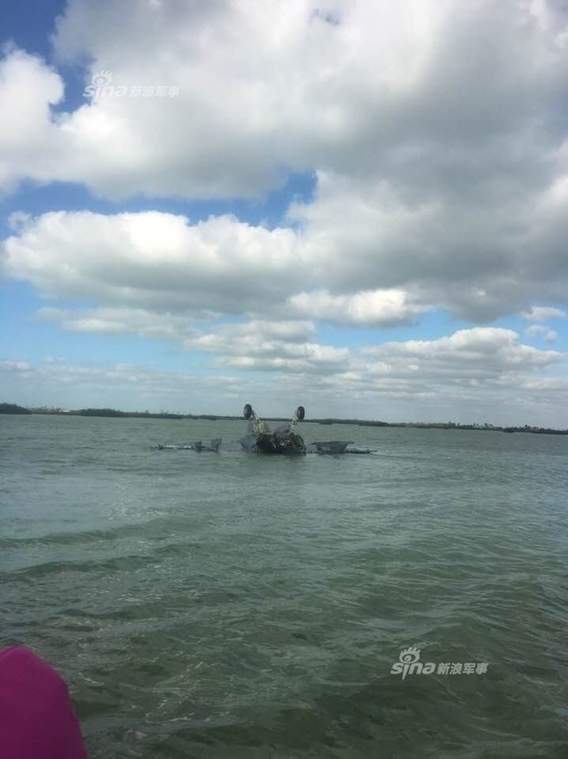 为F35B抢大单送助攻？美军F-18战机海边摔个底朝天