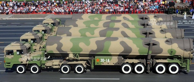 雪地亮杀器!中国火箭军东风31导弹冬季练兵忙