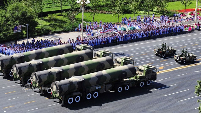 雪地亮杀器!中国火箭军东风31导弹冬季练兵忙