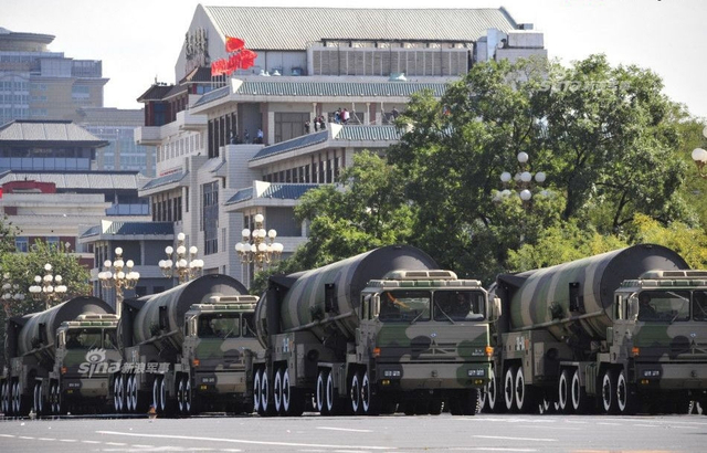 雪地亮杀器!中国火箭军东风31导弹冬季练兵忙