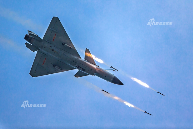 正式入伙还差啥?网友替我军歼20补上狂射火箭弹猛图