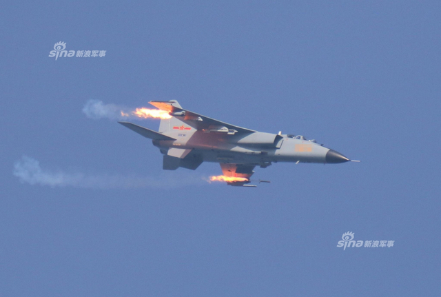 正式入伙还差啥?网友替我军歼20补上狂射火箭弹猛图