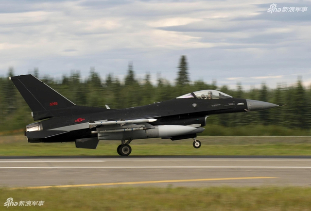 模拟我军歼20？美军假想敌部队F16战机换隐身涂装