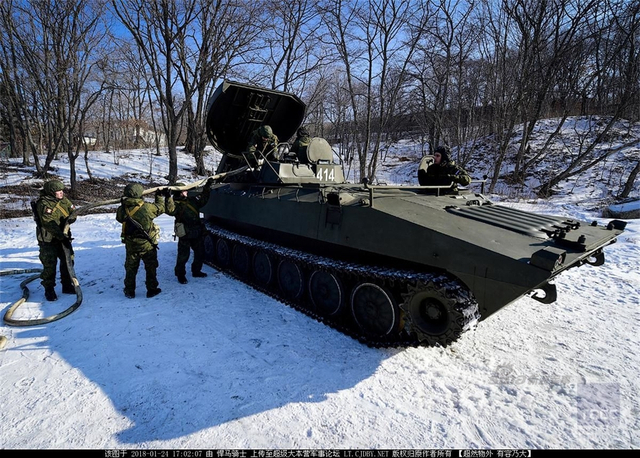 战斗民族冬奥会?俄军士兵用反坦克地雷当冰壶玩