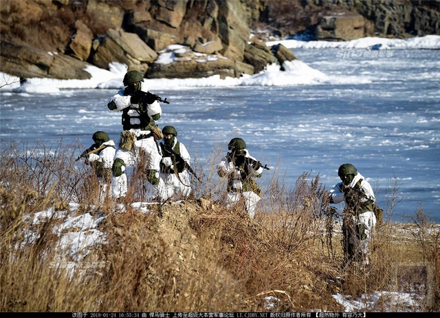 战斗民族冬奥会?俄军士兵用反坦克地雷当冰壶玩