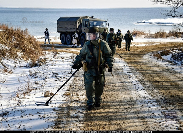 战斗民族冬奥会?俄军士兵用反坦克地雷当冰壶玩