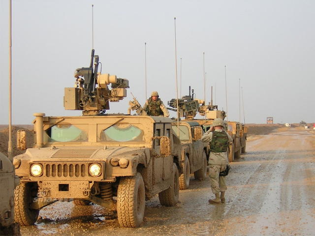 我军坦克表示不敢惹！台军士兵干爆悍马车 战力超路边炸弹