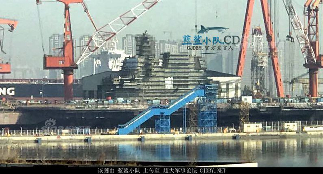 奋力赶工要下水！首曝中国国产航母夜间建造照