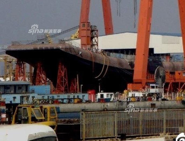 奋力赶工要下水！首曝中国国产航母夜间建造照