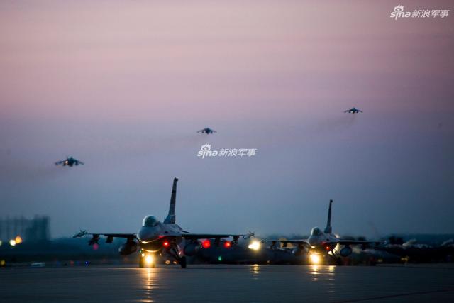 美韩在朝鲜半岛举行空战演习