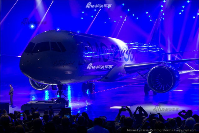 与C919比速度?俄MS21大飞机首架样机离开车间