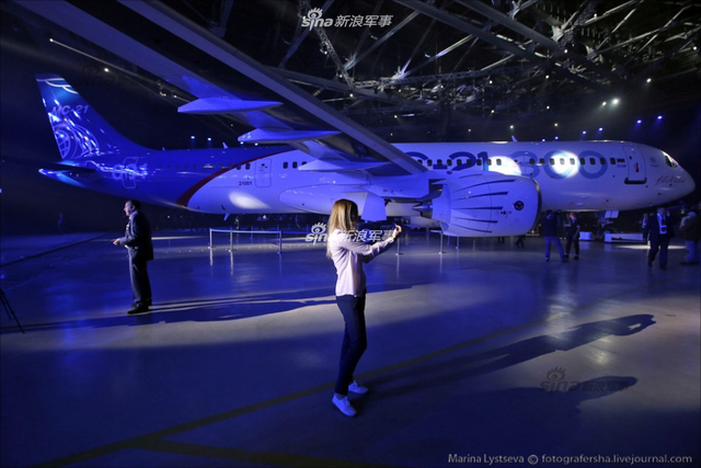 与C919比速度?俄MS21大飞机首架样机离开车间