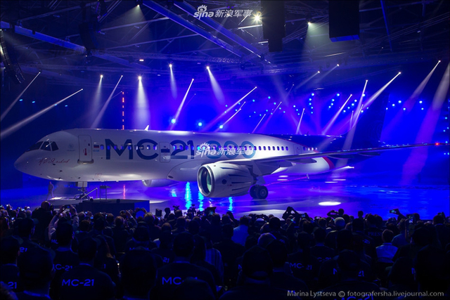 与C919比速度?俄MS21大飞机首架样机离开车间
