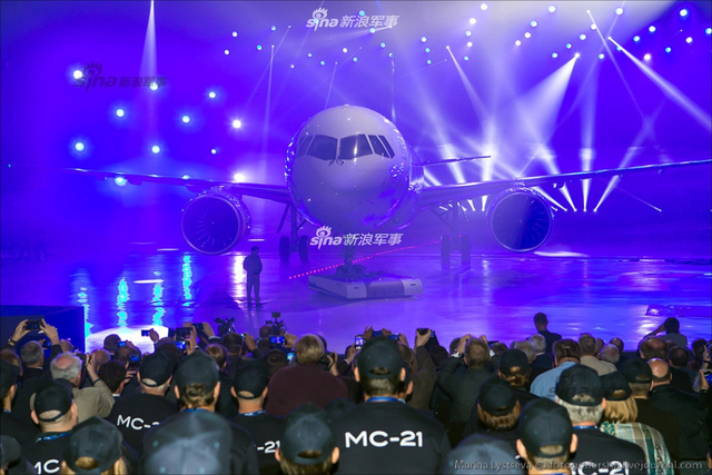 与C919比速度?俄MS21大飞机首架样机离开车间