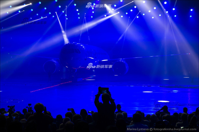 与C919比速度?俄MS21大飞机首架样机离开车间