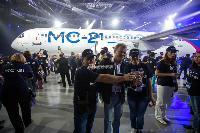 与C919比速度?俄MS21大飞机首架样机离开车间