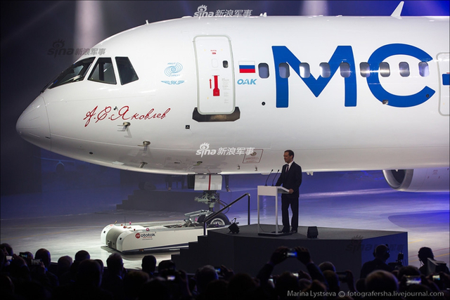 与C919比速度?俄MS21大飞机首架样机离开车间