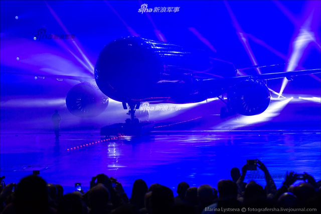 与C919比速度?俄MS21大飞机首架样机离开车间