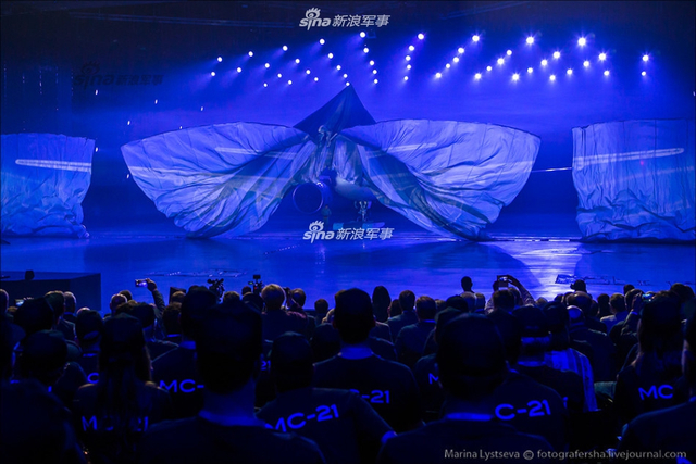 与C919比速度?俄MS21大飞机首架样机离开车间