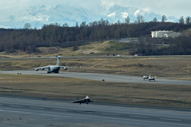 F22和F35合练踹门!美国空军演习歼20如何应对