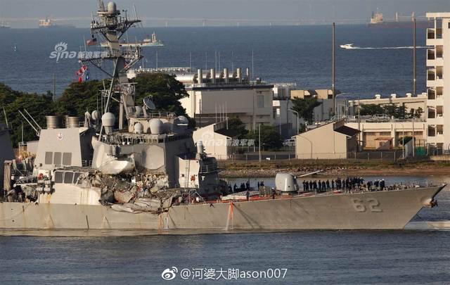 美战舰撞伤后出现逗比一幕：美国水兵用水桶往外舀水