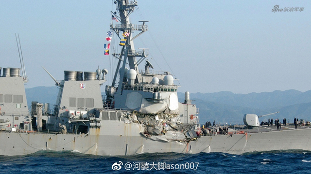 美战舰撞伤后出现逗比一幕：美国水兵用水桶往外舀水