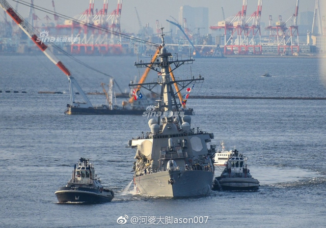 美战舰撞伤后出现逗比一幕：美国水兵用水桶往外舀水