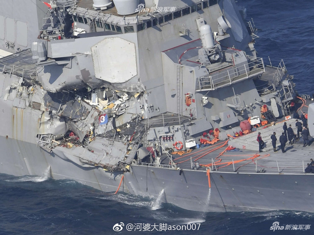 美战舰撞伤后出现逗比一幕：美国水兵用水桶往外舀水