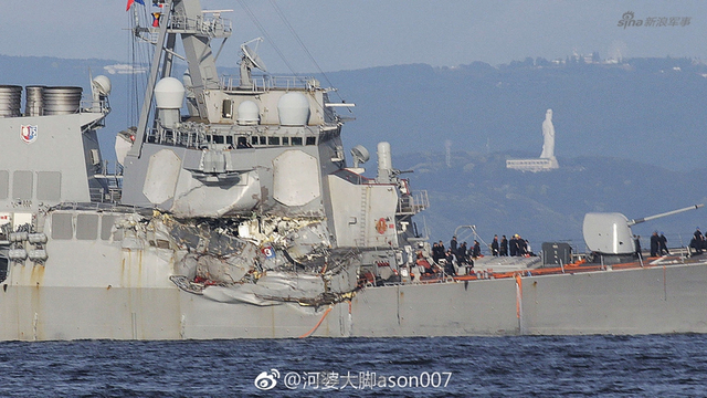 美战舰撞伤后出现逗比一幕：美国水兵用水桶往外舀水