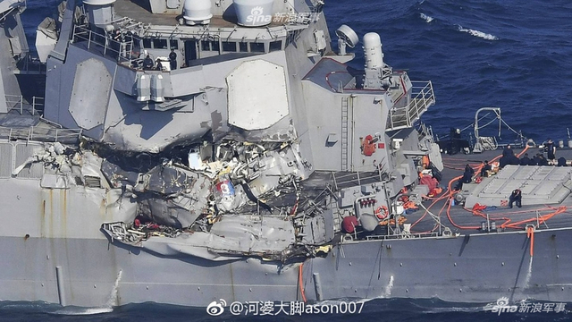 美战舰撞伤后出现逗比一幕：美国水兵用水桶往外舀水